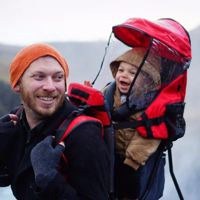 Porte-bébé-randonnée-rouge avec capuche pare-soleil et imperméable